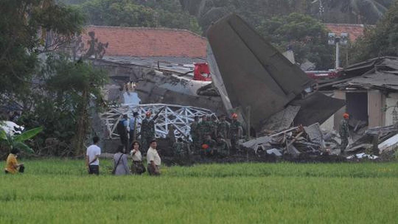 Badan Fokker yang menumbuk rumah