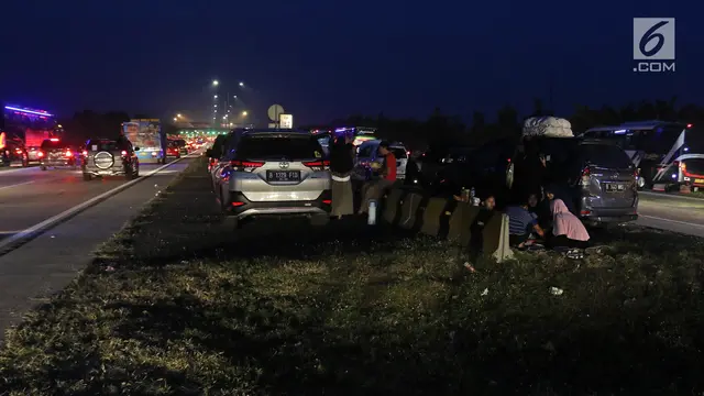 Pemudik Berbuka Di Pinggir Jalan Tol