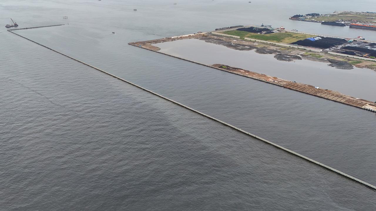 Dirut KCN: Tanggul Beton di Laut Cilincing Beda dengan Pagar Bambu di PIK