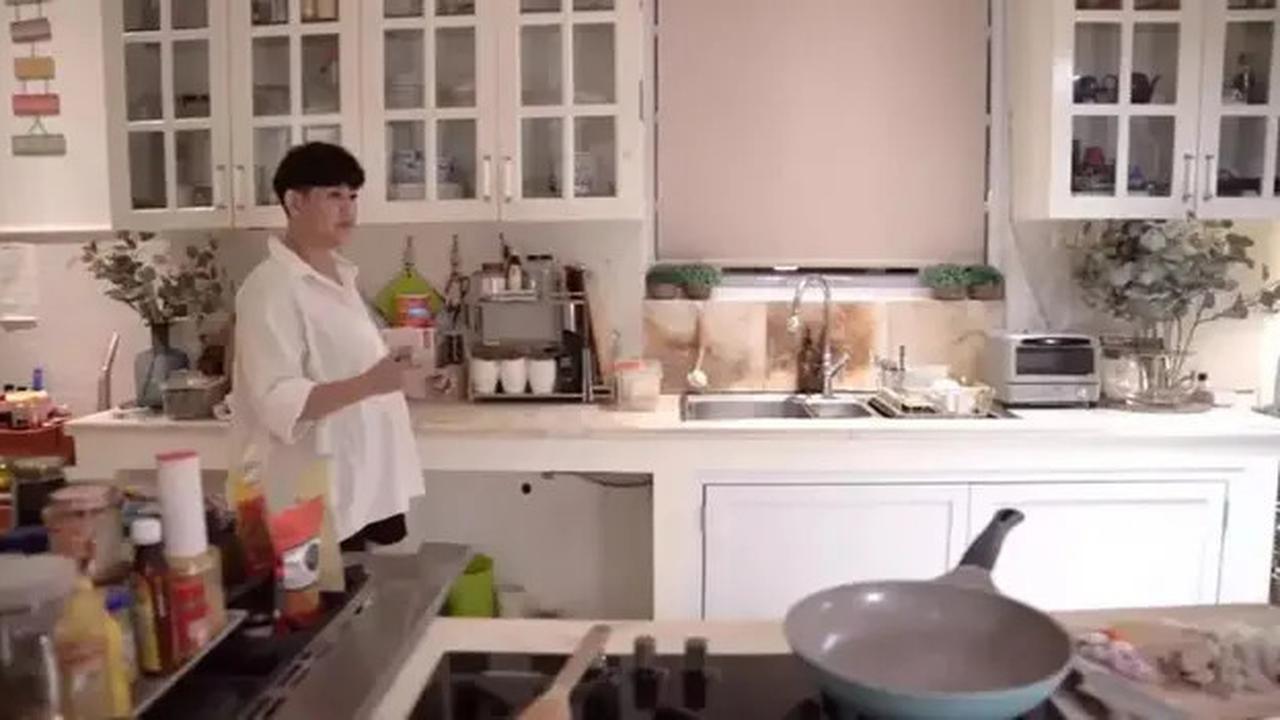 11 Potret Dapur Sissy Priscillia, Model Interior Serba Putih yang Menyatu dengan Ruang Keluarga
