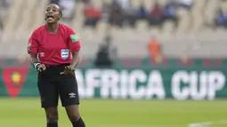Mukansanga, 33, membuat sejarah dengan menjadi wasit dalam pertandingan Zimbabwe vs Guinea. (AP/Themba Hadebe)