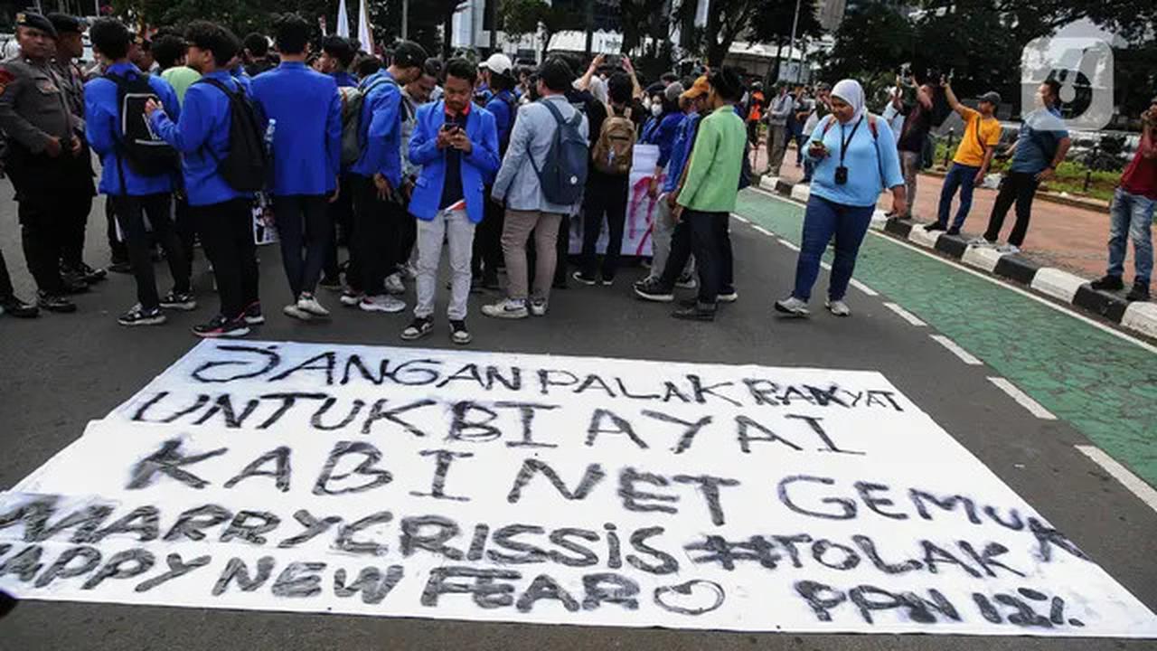 Tolak Penerapan PPN 12 Persen, BEM SI Kerakyatan Berunjuk Rasa di Kawasan Patung Kuda Jakarta