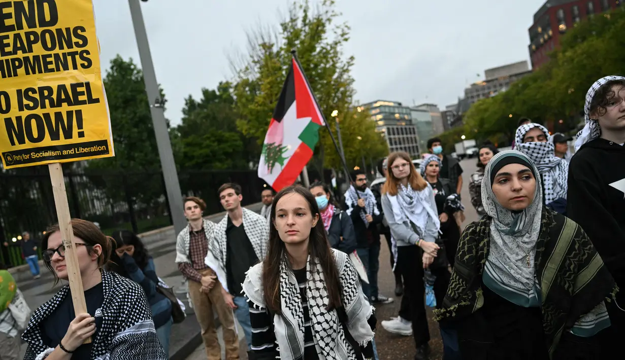Pengunjuk rasa menyerukan diberlakukannya embargo senjata dan sanksi terhadap Israel. (Mandel NGAN/AFP)