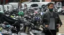 Antrean kendaraan bermotor untuk melakukan uji emisi secara gratis di Bengkel Dinas Lingkungan Hidup DKI Jakarta, Kamis (4/11/2021). Pemprov DKI Jakarta mengumumkan akan menerapkan sanksi tilang bagi kendaraan bermotor yang tidak lulus atau belum melakukan uji emisi. (merdeka.com/Imam Buhori)