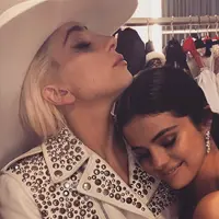 Pidato singkat Selena Gomez di panggung American Music Awards 2016 ramai membuat banyak orang terharu. Termasuk Lady Gaga yang tak kuasa menahan air matanya yang mengalir begitu saja. (Instagram/Ladygaga)