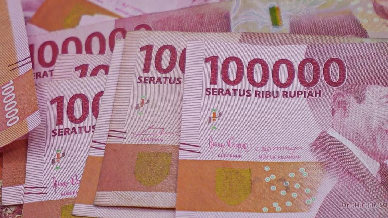 Sedangkan, kenaikan gaji anak muda saat ini hanya berkisar diantara 5-10 persen dari gaji semula. Belum lagi, gaya hidup anak muda saat ini yang penuh dengan kemewahan.
