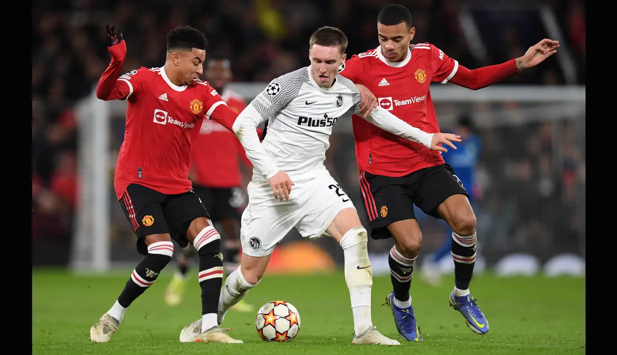 Serangan sayap milik Jesse Lingard dan Mason Greenwood. Kedua pemain tersebut juga banyak pengalaman walaupun usianya masih muda. Terbukti Mason Greenwood berhasil menjebol gawang Young Boys di menit ke-9. (AFP/Paul Ellis)