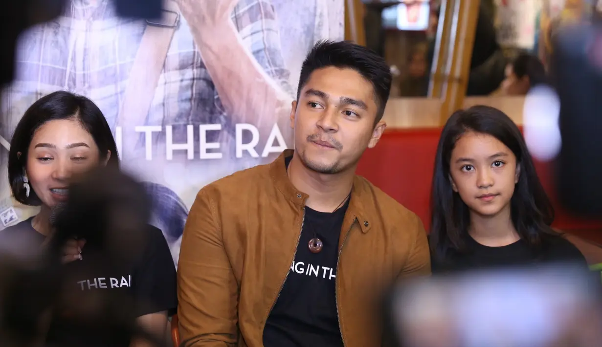 Meski demikian, seiring berjalan waktu, Banyu menemukan sahabat yang sangat menyayangi, yaitu Kinara (Bunga Zainal) dan Radin (Deva Mahenra). (Nurwahyunan/Bintang.com)