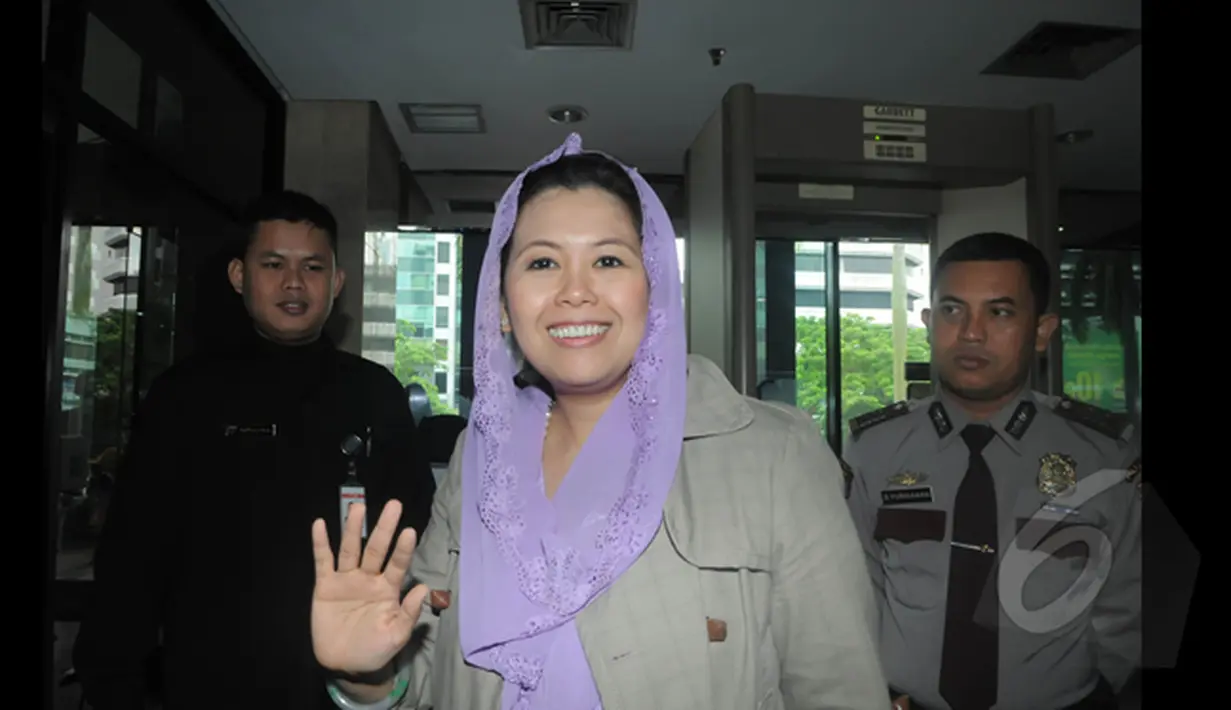 Yenny Wahid melambaikan tangan usai menyambangi Komisi Pemberantasan Korupsi, Jakarta, Kamis (12/2/2015). Yenny Wahid menyampaikan titipan dukungan warga pesantren di jawa barat. (Liputan6.com/Herman Zakharia)