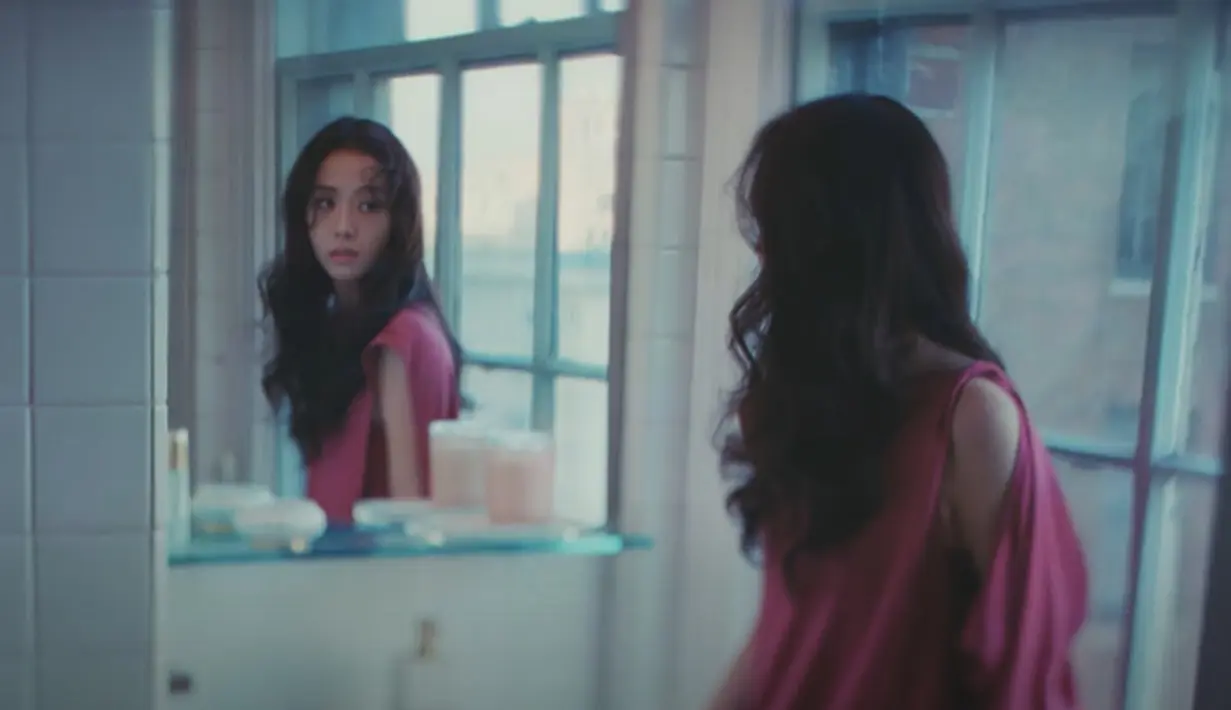 Busana asimetrikal yang dikenakan Jisoo BLACKPINK untuk scene kamar mandi adalah garapan Rick Owen [Tangkapan layar YouTube]