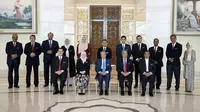 PM Malaysia Mahathir Mohamad bersama dengan jajaran kabinetnya (Malaysia Minister of Economic Affairs, Azmin Ali Office via AP)