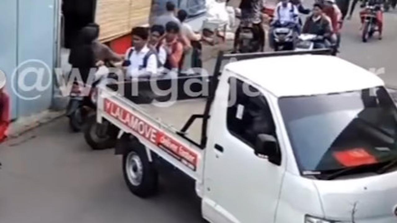Pria Bernyali Besar Adang Pembacokan Siswa SMA, Jadikan Mobil Pikap Sebagai 'Tameng' Hentikan Kisruh