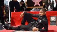 Usher diabadikan di Hollywood Walk Of Fame (Foto: www.celebuzz.com)