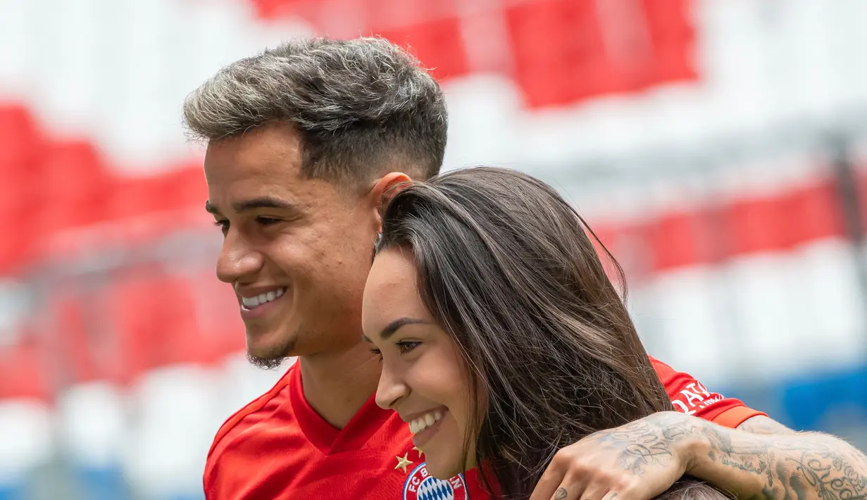 Pemain baru Bayern Munchen Philippe Coutinho (kiri) berpose bersama istrinya Aina Coutinho saat presentasi di Munich, Jerman, Senin (19/8/2019). Gelandang asal Brasil tersebut meninggalkan Barcelona dan pindah ke Bayern Munchen dengan status pinjaman. (Peter Kneffel/dpa via AP)