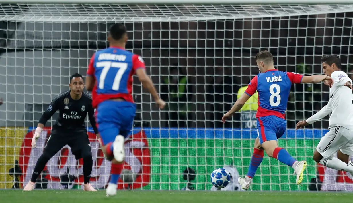 Pemain CSKA Moscow, Nikola Vlasic (kedua kanan) saat mencetak gol ke gawang Real Madrid dalam laga Grup G Liga Champions di Stadion Luzhniki, Moskow, Rusia, Selasa (2/10). CSKA Moscow menang 1-0 atas Real Madrid. (AP Photo/Pavel Golovkin)