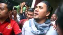 Resmi ditahan, Saipul Jamil diberi kesempatan untuk melaksanakan salat Jumat di Masjid dekat Polsek Kelapa Gading, Jakarta Utara, Jumat (19/2/2016). (Deki Prayoga/Bintang.com)