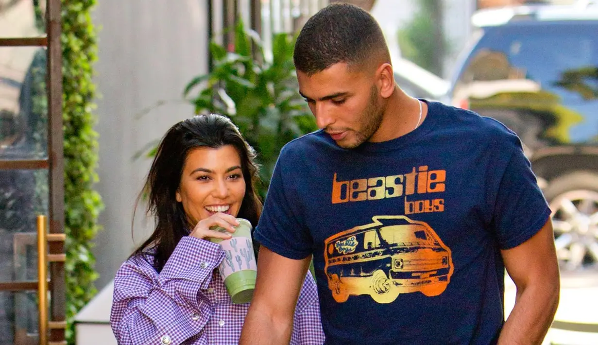 "Younes mengaku ia setia pada Kourtney sejak pertama mereka berjumpa," ujar sumber. (Us Weekly)