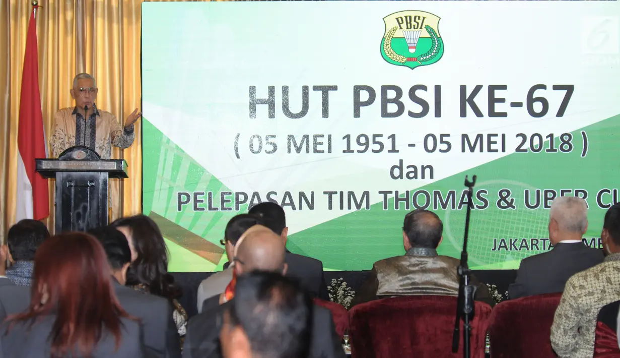 Mantan Ketua Umum PBSI, Try Sutrisno memberi arahan pada tim bulutangkis Indonesia yang akan berlaga pada turnamen piala Thomas dan Uber Cup 208 saat upacara pelepasan di Jakarta, Selasa (8/5). (Liputan6.com/Helmi Fithriansyah)
