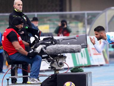 Aksi pemain Napoli, Lorenzo Insigne (kanan) menghadap kamera usai mencetak gol ke gawang AC Chievo Verona pada lanjutan Serie A di Bentegodi stadium, Verona, (19/2/2017).  Napoli menang 3-1. (EPA/Filippo Venezia)