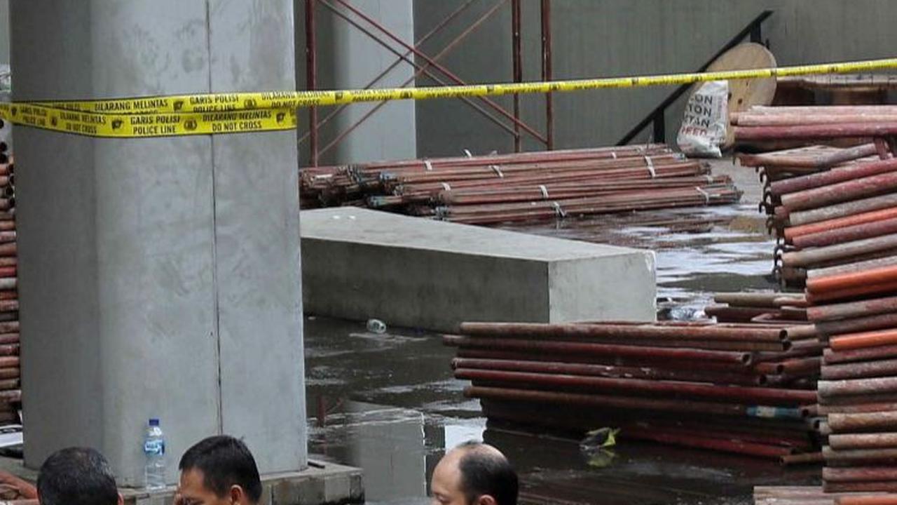 Dalam pengamatnya, dia hanya bisa menangkap secara kasat mata sejumlah benda museum yang tertimbun di antara puing-puing.<br>