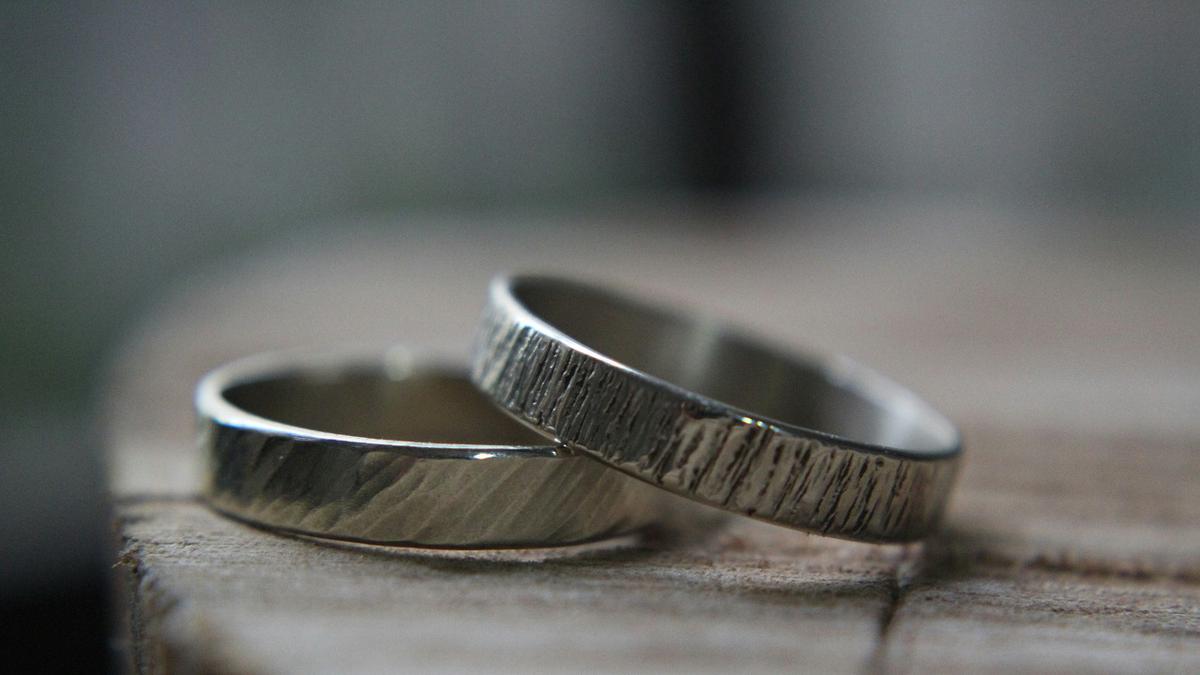 Bolehkah Pria Memakai Cincin Emas Putih? Pahami Hukumnya dalam Islam