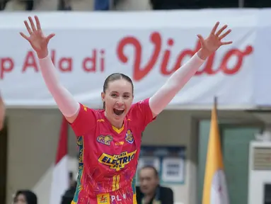 Tim putri Jakarta Electric PLN yang berambisi sapu bersih dua laga di kandang, berhasil memetik kemenangan pertama dalam lanjutan PLN Mobile Proliga 2025 seri ketiga putaran pertama hari perdana di GOR Ken Arok Malang, Jumat (17/1/2025). (Dok. Moji)