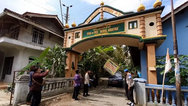 Pondok Pesantren Nurul Hidayah, Kebumen dikrantina usai 52 santrinya terpapar Covid-19. (Foto: Liputan6.com/Polres Kebumen)