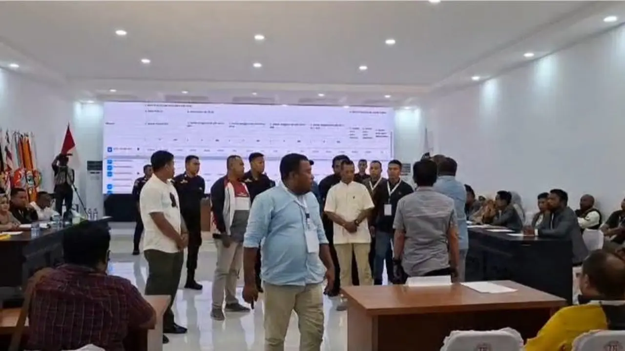 Sebanyak tiga orang saksi dari tiga pasangan calon gubernur dan wakil gubenur Maluku Utara memilih walk out saat pleno rekapitulasi hasil suara di tingkat KPU Kabupaten Halmahera Utara, Kamis (5/12/2024) (Istimewa)
