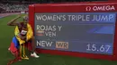 Atlet Venezuela Yulimar Rojas melakukan selebrasi usai memenangkan final lompat jangkit putri di Olimpiade Tokyo 2020 di Tokyo, Jepang, Minggu (1/8/2021). Yulimar Rojas memecahkan rekor dunia lompat jangkit putri yang bertahan selama 26 tahun. (AP Photo/David J. Phillip)
