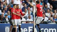 Gelandang Manchester Untied, Ander Herrera (kiri) melakukan selebrasi bersama rekan-rekanya usai mencetak gol ke Tottenham Hotspur pada semifinal Piala FA di stadion Wembley di London, (21/4). MU menang atas Tottenham 2-1. (AP Photo/Kirsty Wigglesworth)