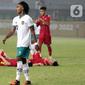 Pemain depan Timnas Indonesia U-19, Ronaldo Kwateh berjalan usai laga melawan Vietnam U-19 pada kualifikasi grup A Piala AFF U-19 2022 di Stadion Patriot Candrabhaga, Bekasi, Jawa Barat, Sabtu (2/7/2022). Timnas Indonesia U-19 gagal membungkam Vietnam U-19 setelah bermain imbang 0-0. (Liputan6.com/Helmi Fithriansyah)