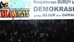 Capres nomor urut 02 Prabowo Subianto menyampaikan pidato politiknya pada perayaan Hari Buruh 2019 di Tennis Indoor Senayan, Jakarta, Rabu (1/5/2019). Aksi peringatan May Day yang digelar KSPI itu untuk menyuarakan kesejahteraan buruh serta demokrasi jujur dan damai. (merdeka.com/Imam Buhori)