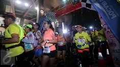 Peserta mulai berlari dalam Jakarta Ultra 100K, Sabtu (12/11). Kegiatan lari tahunan yang telah digelar pada 2011 dibagi dalam empat ruas atau etape. (Liputan6.com/Fery Pradolo)