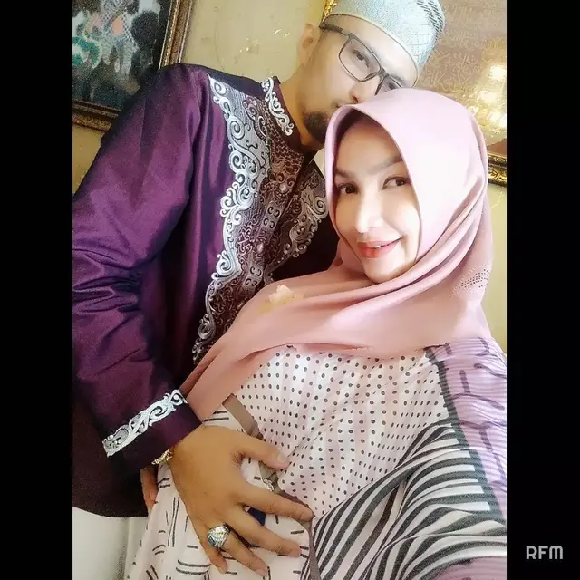 Roro Fitria Gugat Cerai Suami Usai 9 Bulan Menikah, Ini 6 Potret Mesra Keduanya