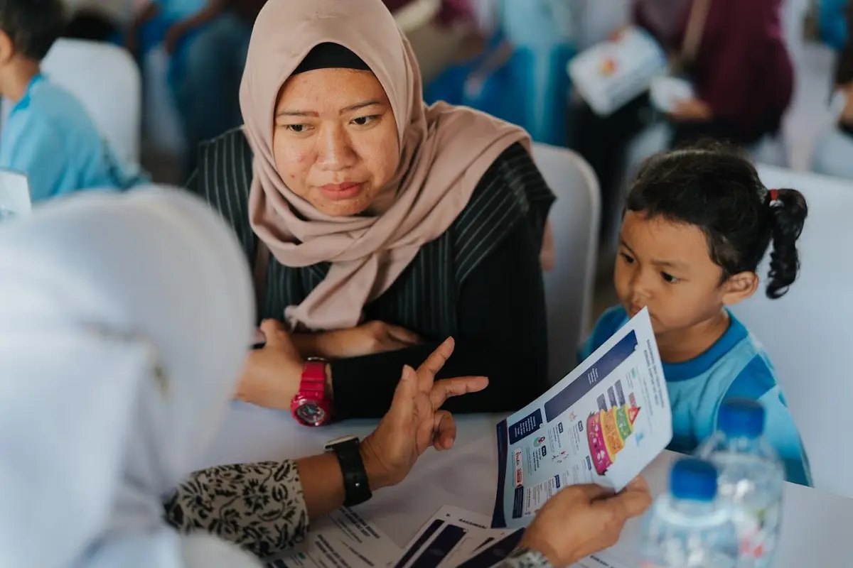 Seorang ibu mendapatkan edukasi mengenai makanan yang bisa mencegah anak mengalami anemia defisiensi besi dalam acara yang digelar Danone Indonesia di Jakarta Barat.
