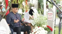 Wakil Ketua MPR RI sekaligus Ketua DPP PDIP Ahmad Basarah saat berziarah ke makam Taufiq Kiemas di TMP Kalibata, Jakarta, Sabtu (31/12/2022). (Foto: Dokumentasi PDIP).