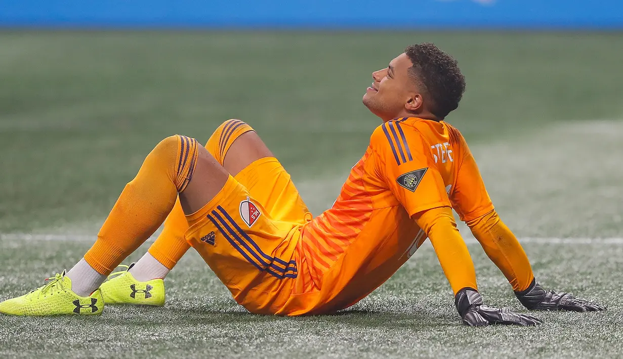 Kiper MLS All-Stars Zack Steffen usai pertandingan melawan Juventus pada MLS All-Star Game 2018 di Mercedes-Benz Stadion, Atlanta, Georgia (1/8). Juventus berhasil mengalahkan MLS All-Stars lewat drama adu penalti 5-3. (AFP Photo/Kevin C. Cox)
