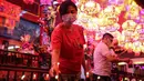 Seorang warga Tionghoa mengambil lilin saat beribadah malam perayaan Tahun Baru Imlek 2573 di Vihara Amurva Bhumi, Jakarta, Senin (31/1/2022). Ibadah Imlek pada tahun ini dilakukan pembatasan sampai pukul 20.00 akibat pemberlakuan PPKM level tiga di Jakarta. (Liputan6.com/Johan Tallo)