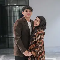 Penyanyi dangdut Ikke Nurjanah telah dua tahun dipersunting Karlie Fu. Kehidupan Ikke dan Karlie kerap menarik perhatian. Tidak hanya kompak saat olahraga, tapi juga semakin mesra. Seperti diketahui, sang suami lebih muda dari pelantun lagu Memandangku itu. [Instagram/ikkenurjanah0518]