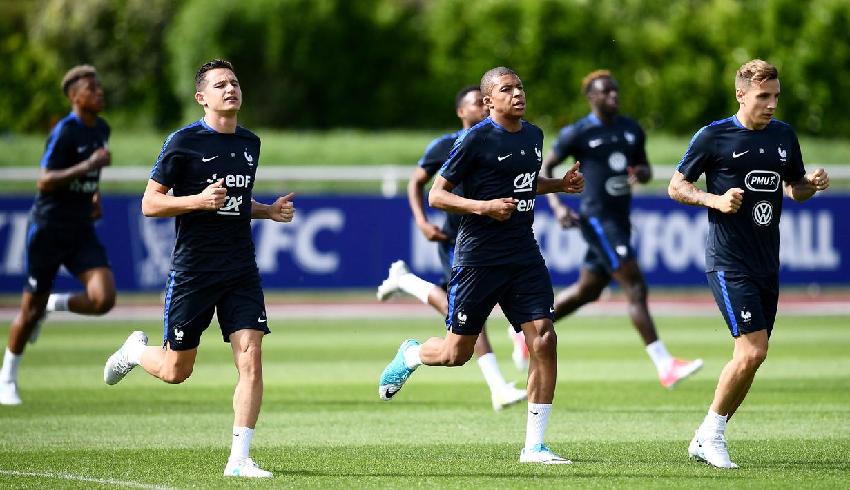 Striker AS Monaco, Kylian Mbappe (tengah), melakukan pemanasan saat mengikuti pemusatan latihan bersama Timnas Prancis di Clairefontaine, Yvelines, Selasa (30/5/2017). (AFP/Franck Fife)