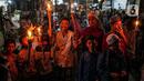 Anak-anak mengikuti pawai obor menyambut Ramadan di kawasan Matraman Dalam, Jakarta, Minggu (27/3/2022). Pawai obor tersebut juga digelar untuk meningkatkan silaturahmi dan ukhuwah sesama umat Muslim serta menyemarakkan syiar Islam di Ibu Kota. (Liputan6.com/Faizal Fanani)