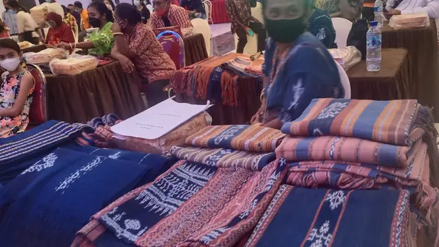 Pameran kain tenun ikat pelaku UMKM Kabupaten Sikka dalam kegiatan Workshop di aulah Go Hotel Maumere. (Liputan6.com/ Dionisius Wilibardus)