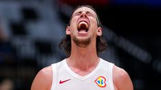 Pebasket Kanada, Kelly Olynyk melakukan selebrasi di akhir quarter tiga pada laga lanjutan Grup H Piala Dunia FIBA 2023 melawan Latvia di Indonesia Senayan, Jakarta, Selasa (29/08/2023). (Bola.com/Bagaskara Lazuardi)