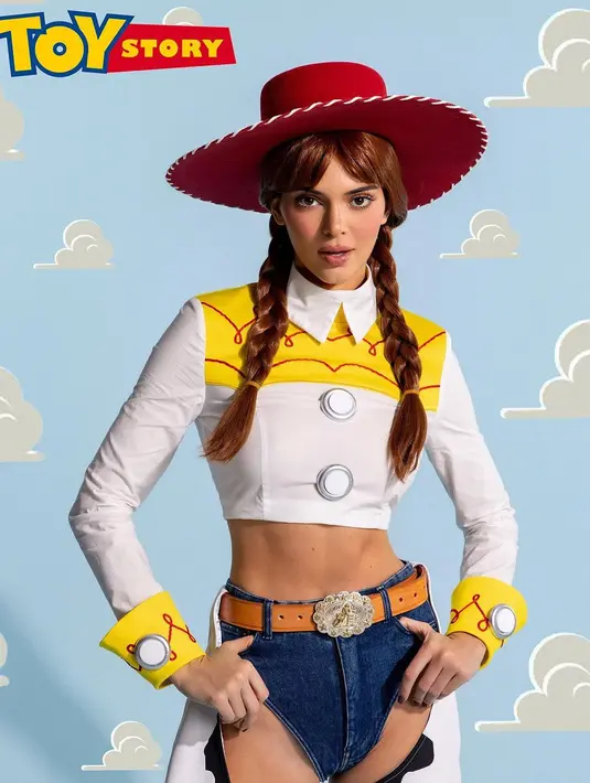 <p>Tampil menjadi tokoh kartun terkenal, Kendall Jenner totalitas dengan kostum dan riasan wajahnya. Kendall yang menggunakan kostum Jessie dari animasi Toy Story melengkapi busananya dengan gaya rambut dan topi khas Jessie. [Instagram/kendalljenner]</p>