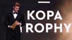 Pemain Juventus Matthijs de Ligt meraih piala Kopa Trophy pada malam penghargaan Ballon d'Or 2019 di Chatelet Theatre, Paris, Prancis, Senin (2/12/2019). De Ligt dinobatkan sebagai pemain muda U21 terbaik di dunia. (FRANCK FIFE/AFP)