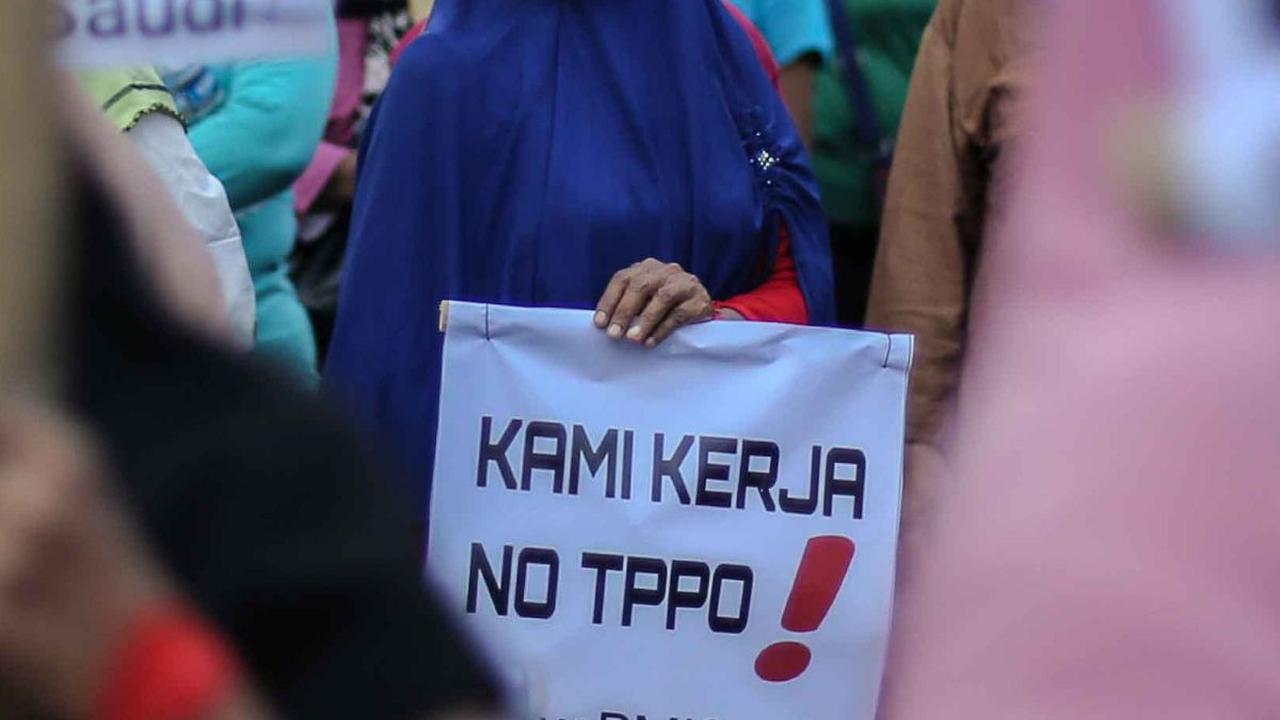 Dalam demo ini, massa mendesak Presiden Jokowi dalam tiga hal yakni;