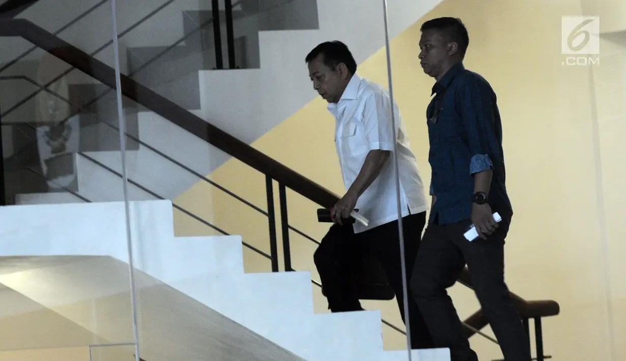 Terpidana kasus korupsi mega proyek KTP elektronik, Setya Novanto saat akan menjalani pemeriksaan di Gedung KPK, Jakarta, Selasa (27/8). Setya Novanto diperiksa sebagai saksi untuk tersangka Johannes Budisutrisno Kotjo. (Merdeka.com/Dwi Narwoko)