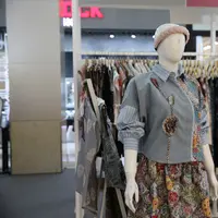 CLUE memiliki koleksi dengan ciri khas perpaduan khas antara kain tradisional Indonesia seperti Batik, Tenun, dan Jumputan dengan kain modern seperti katun, linen, denim, renda, dan tulle. [Adrian Putra/Fimela]