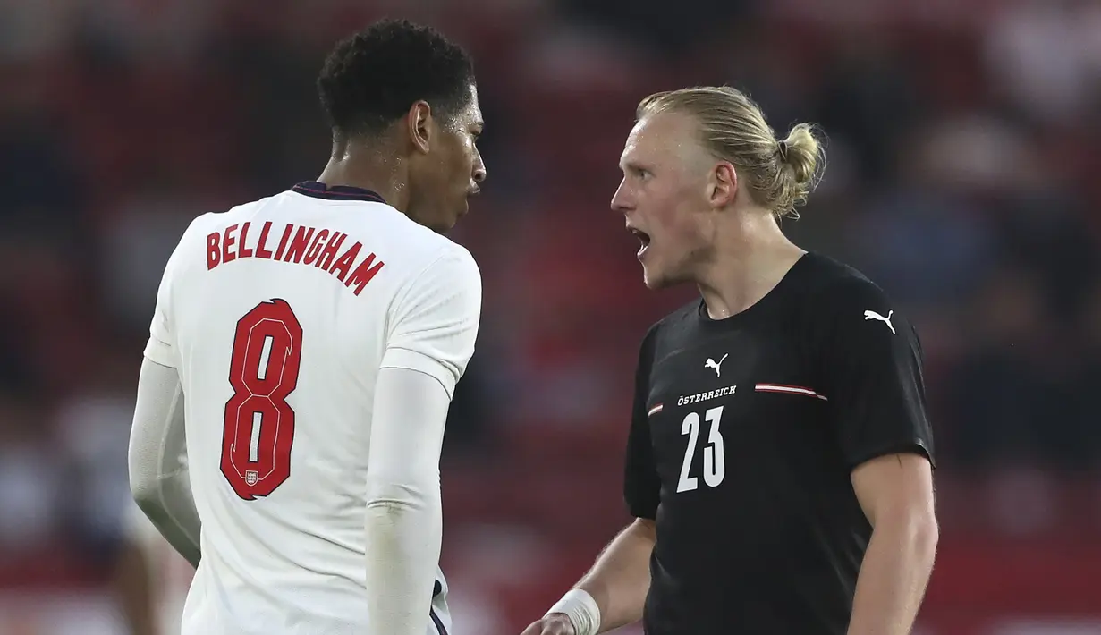 Gelandang Inggris, Jude Bellingham (kiri) terlibat adu mulut dengan gelandang Austria, Xaver Schlager dalam laga uji coba menjelang berlangsungnya Euro 2020 di Riverside Stadium, Middlesbrough, Rabu (2/6/2021). Inggris menang 1-0 atas Austria. (AP/Scott Heppell/Pool)