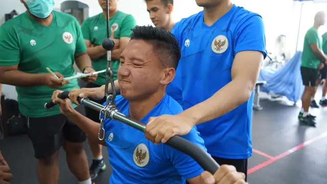 Syahrian Abimanyu sedang angkat beban dalam latihan gym Timnas Indonesia.